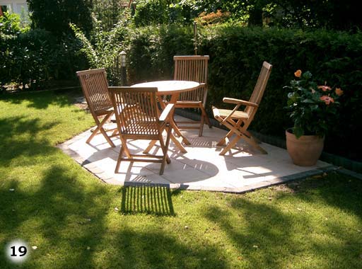 Garten Tisch und Stühle auf wunderschönen Betonplatten
