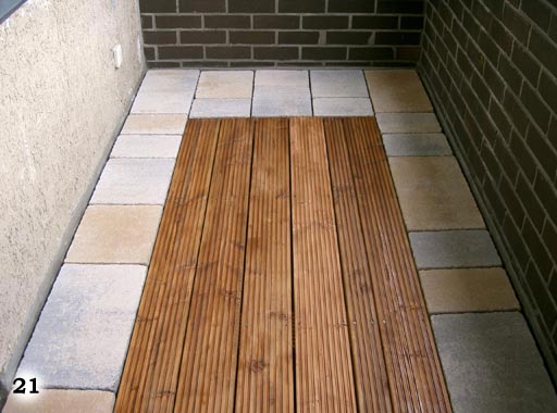 Eingelassener Holzboden neben Betonsteinen