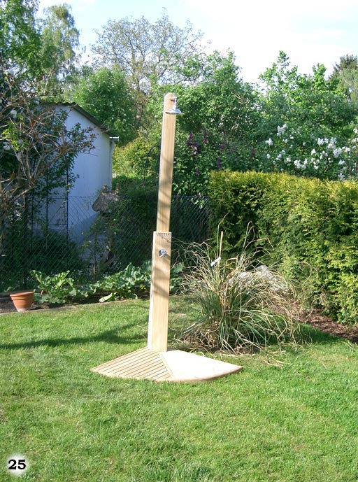 Ein stehende Holzlatte in einem Garten