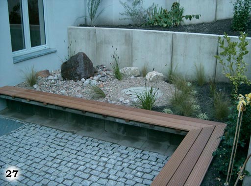 Eine praktische Bank aus Holz in einem Garten