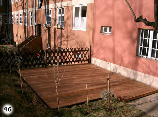 Farblich passender Holzboden an einem pinken Haus