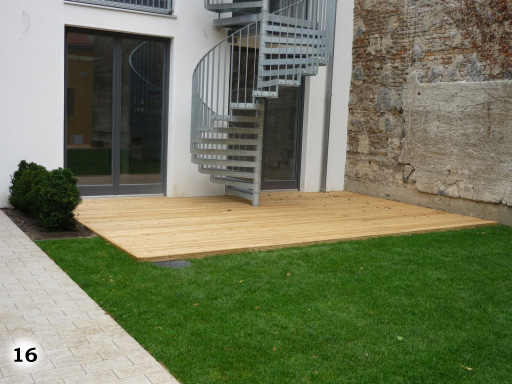 Holzboden einer Terrasse verbunden mit einer Treppe