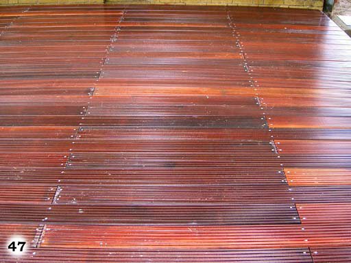 Holzboden aus unterschiedlich rötlichen Farben