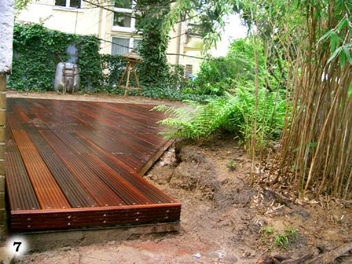 Holzboden einer abgeschrägten Terrasse