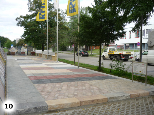 Betonsteinplatten in verschiedenen Farben und Formen neben einer Straße