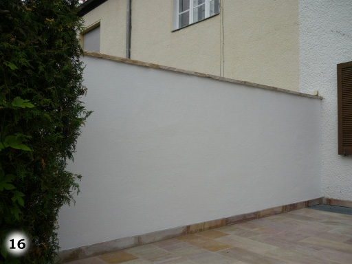Mauer mit einem eleganten Weiß zwischen zwei Häusern