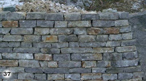 Altwirkende Mauer mit unterschiedlich großen Steinelementen