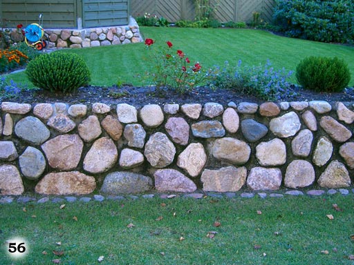Eine Mauer welche aus vielen verschiedenen Stein größen und formen besteht