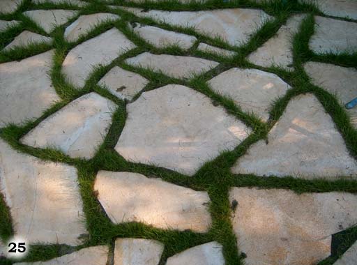 nicht symmetrische Steinplatten mit Rasen in den Fugen