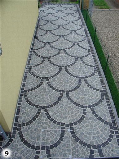 Weg aus kleinen, hell grauen, quadratischen Pflastersteinen mit aufwendigem Muster aus kleinen, schwarzen, quadratischen Pflastersteinen