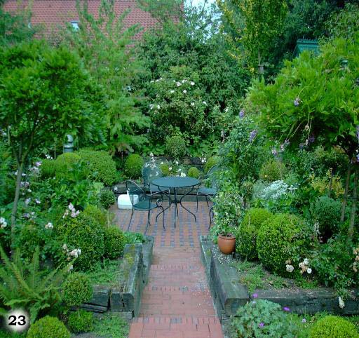 liebevoll angelegter, grüner Garten mit Fläche für Sitzgelegenheiten mitten im Grünen