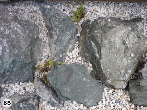 Große Felsen bedeckt mit kleinen Kieselsteinen