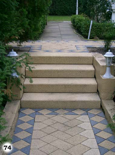 Ein Treppenaufgang an einem Gehweg mit besonderen Mustern