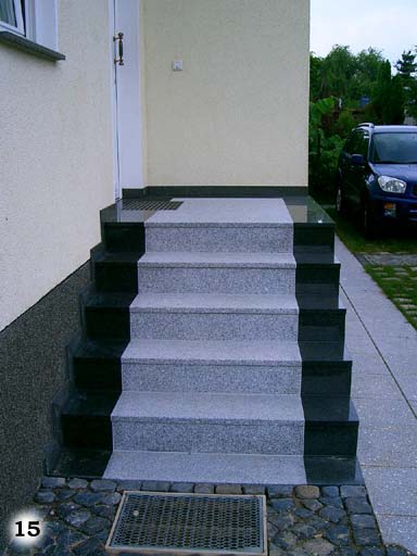 Eine Treppe mit edlen schwarzen Streifen an den Seiten