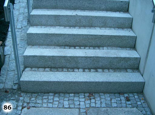 Graue Treppenstufen mit schön eingearbeiteten Pflastersteinen