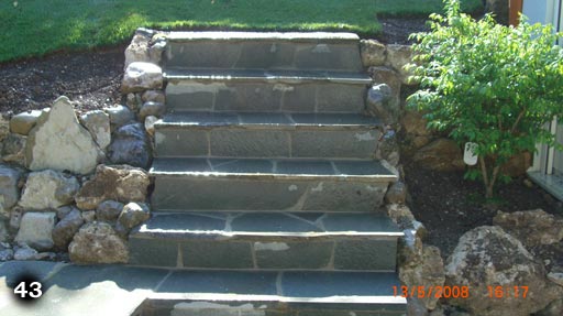 Graue Treppe mit kleinen und kurzen Stufen