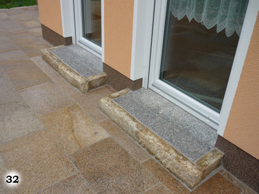 Stufen vor Terrasseneingängen in zwei verschiedenen Farben