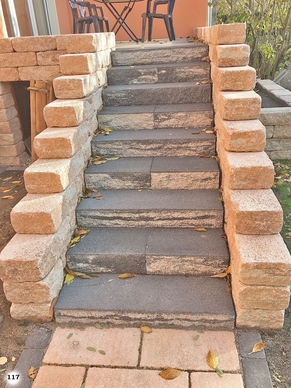 Treppe mit Grauenstufen und fabelhafter Marmoroptik an den Stufen Kanten