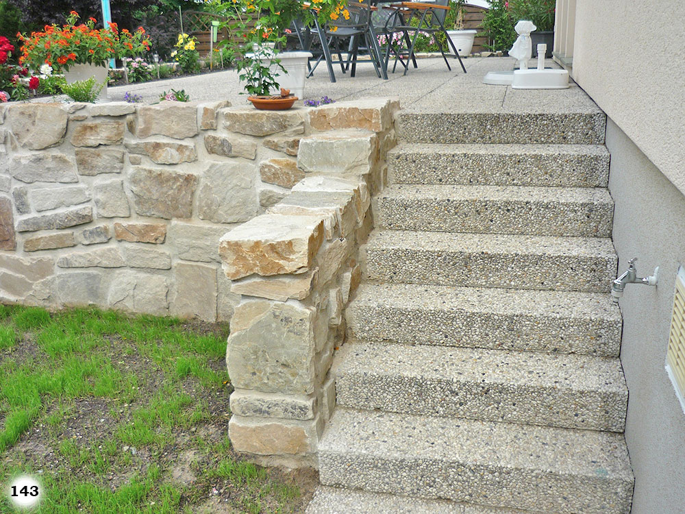Eine einfache Treppe an einer Terrasse welche mit einem wundervollen Mauerwerk umgeben ist