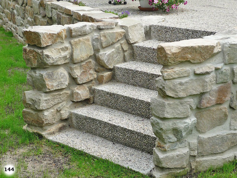 Eine abenteuerliche Treppe welche aus kleinen Steinen besteht und von einem Mauerwerk umgeben ist welches aus unterschiedlich großen Steinen besteht