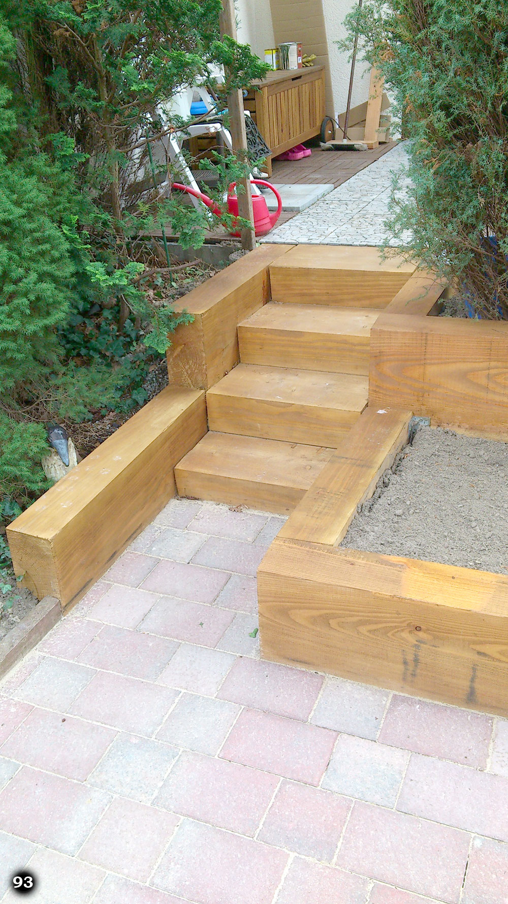 Eine Treppe mit einem Geländer aus Holz