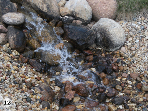 An Steinen hinab laufendes Wasser