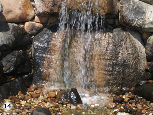 Ein eleganter Wasserfall der einem Felsen runter fließt