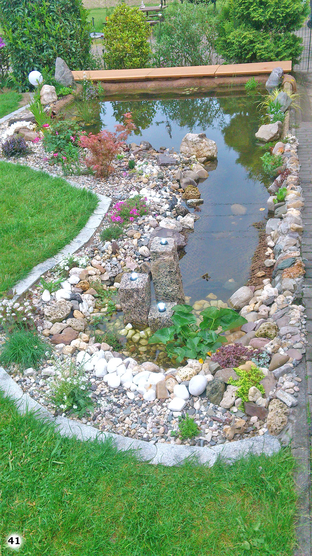 Kleiner Teich mit wunderbaren Steinen umrandet