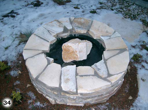 Brunnen mit einem in der mitte schwebenden Stein